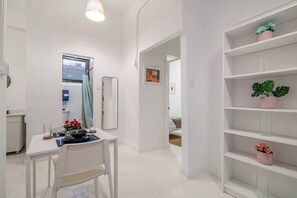 Skrivebord, strykejern/-brett, wi-fi og sengetøy