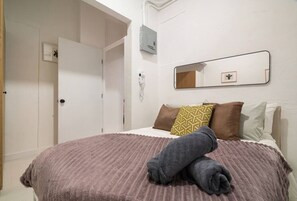 Desk, iron/ironing board, WiFi, bed sheets