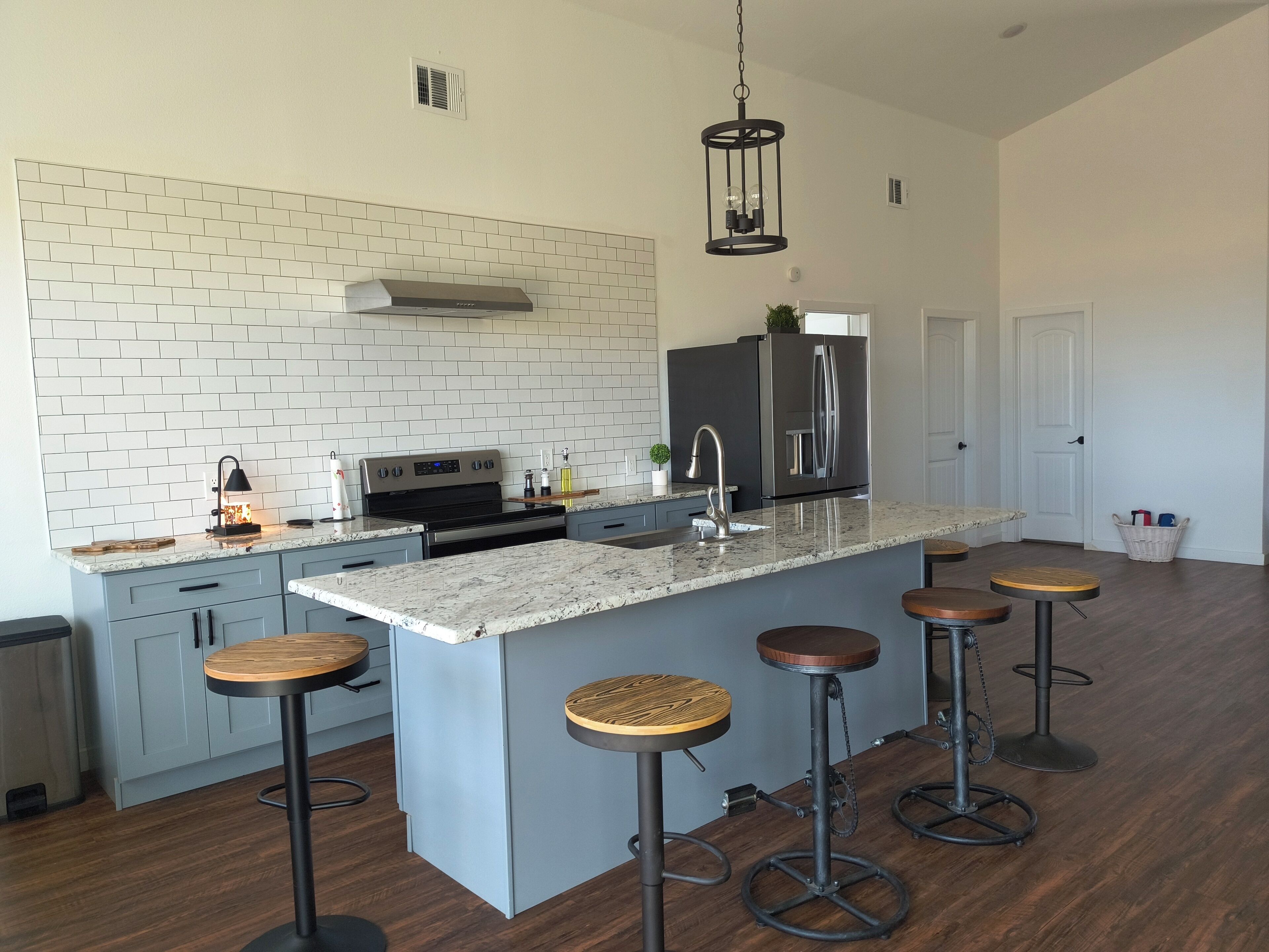 Frigorífico, microondas, horno y cafetera o tetera