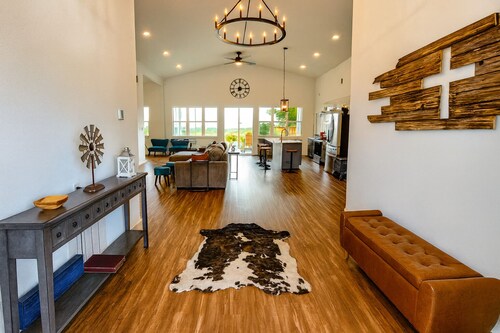 Peaceful lakefront retreat on Richland Chambers Lake! 🌅 Enjoy breathtaking views, games galore, a cozy firepit under the stars, a telescope for stargazing 🔭, a popcorn machine for movie nights 🍿, and plenty of space to relax on a private 4.3-acre