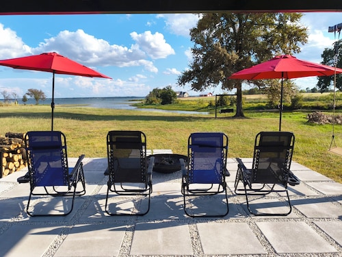 Peaceful lakefront retreat on Richland Chambers Lake! 🌅 Enjoy breathtaking views, games galore, a cozy firepit under the stars, a telescope for stargazing 🔭, a popcorn machine for movie nights 🍿, and plenty of space to relax on a private 4.3-acre