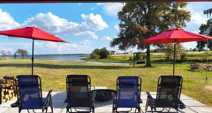 Peaceful lakefront retreat on Richland Chambers Lake! 🌅 Enjoy breathtaking views, games galore, a cozy firepit under the stars, a telescope for stargazing 🔭, a popcorn machine for movie nights 🍿, and plenty of space to relax on a private 4.3-acre