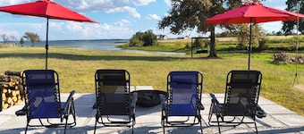 Peaceful lakefront retreat on Richland Chambers Lake! 🌅 Enjoy breathtaking views, games galore, a cozy firepit under the stars, a telescope for stargazing 🔭, a popcorn machine for movie nights 🍿, and plenty of space to relax on a private 4.3-acre