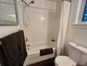 مجففات شعر، مناشف، صابون، ورق حمّام