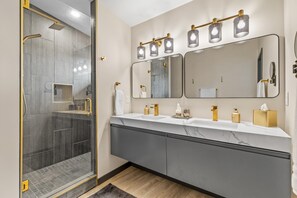 Douche, sèche-cheveux, serviettes fournies