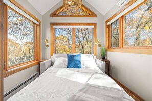 5 bedrooms, desk, iron/ironing board, travel crib