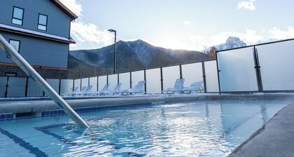 Rockies Retreat Getaway_Heated Pool_ Hot Tub_Gym