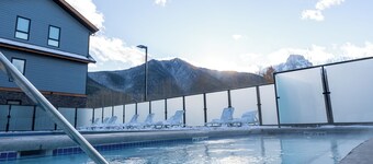 Rockies Retreat Getaway_Heated Pool_ Hot Tub_Gym