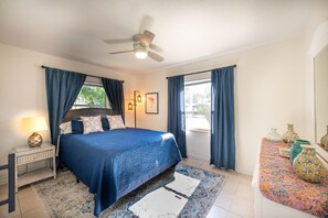 Skrivebord, wi-fi og sengetøy