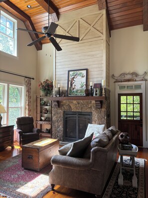 Living area - CHESTATEE RIVER, Waterfront, Hot Tub, Theater Room, Steam Shower, Two fireplaces (Dahlonega)