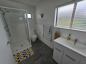 Shower, shampoo