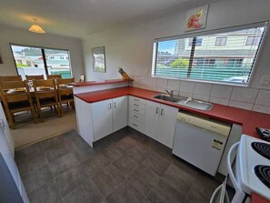 Een koelkast, een microgolfoven, een oven, een kookplaat