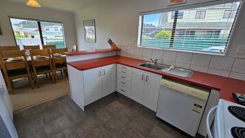 Mikrobølgeovn, ovn, kokeplater og oppvaskmaskin