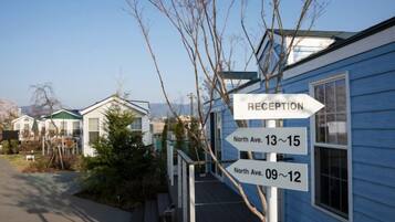 A reception sign with directions to North Ave. 13-15 and 09-12.