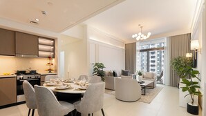 Ein modernes Wohnzimmer mit Essbereich, Küche und Blick auf die Stadt.