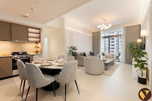 Appartement Luxe, 4 chambres, balcon, vue ville | Salle de séjour | TV connectée de 65 pouces avec chaînes par satellite