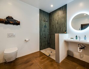 Dusch, hårtork, handdukar och tvål