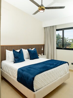 Habitación doble superior, 2 camas dobles | Espacio para trabajar con un portátil y cortinas opacas