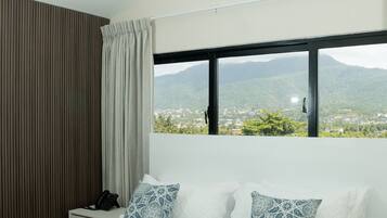 Perhesviitti | Kannettavalle tietokoneelle sopiva työtila, pimennysverhot