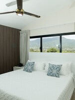 Familiesuite | Skrivebord for bærbar PC, blendingsgardiner og strykejern/-brett