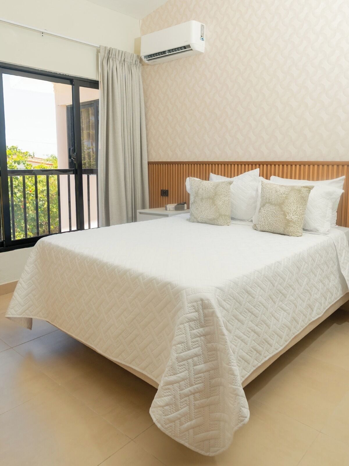 Junior Room, Pool View