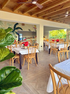 Poolside bar - Ocean Winds Hotel (Puerto Plata)