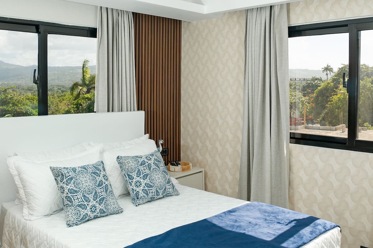 Habitación individual estándar | Espacio para trabajar con laptop y cortinas blackout