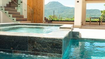 3 albercas al aire libre, sombrillas en la alberca y camastros