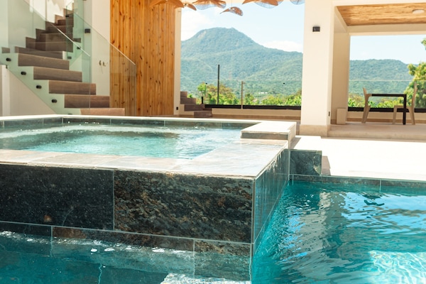 3 kolam renang terbuka, payung kolam, kerusi lepak pantai