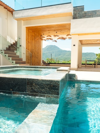 3 piscinas al aire libre, sombrillas, sillones reclinables de piscina