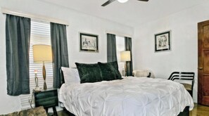 2 makuuhuonetta, silitysrauta/-lauta, ilmainen Wi-Fi, vuodevaatteet