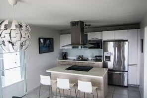 ثلاجة، ميكروويف، فرن، موقد طهي مسطح