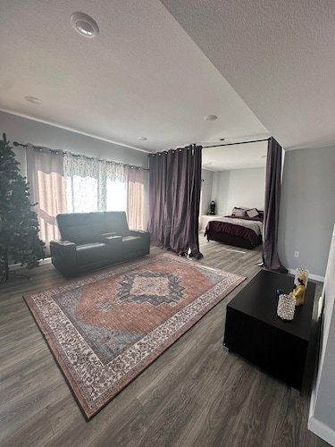 Welcoming 2-bed/1ba walk-out basement in Castle Pines