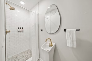 Shower, hair dryer, towels, soap - Disco Dolphin Compound / TWO PCB Private Retreats / Pool + Games + Walk to Beach (Panama City Beach)