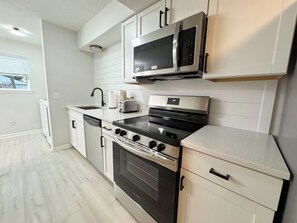 ثلاجة، ميكروويف، فرن، موقد طهي مسطح