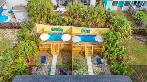 Un espace piscine divisé en deux zones distinctes, étiquetées « Plage » et « PCB ».