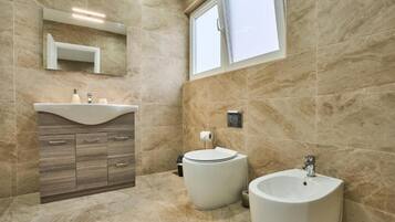 SĂšche-cheveux, serviettes fournies, papier toilette