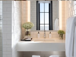 Habitació doble superior | Bany | Dutxa, assecador de cabells, tovalloles i sabó