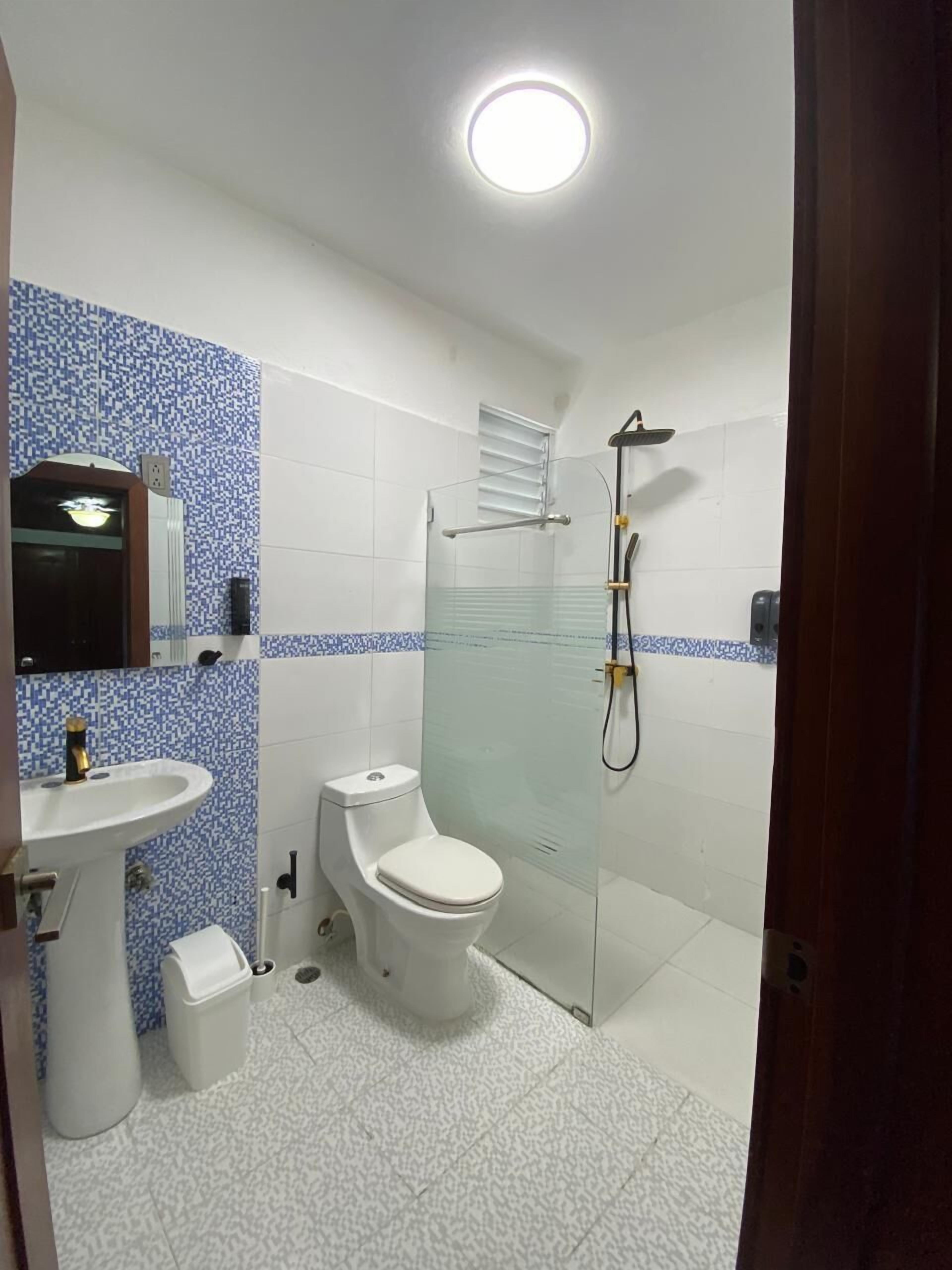 Superior Double Room | Bathroom | Shower, hair dryer, towels, soap