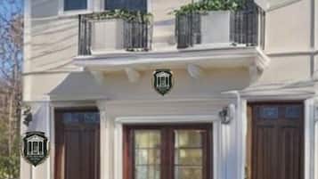 Vista frontal de la propiedad