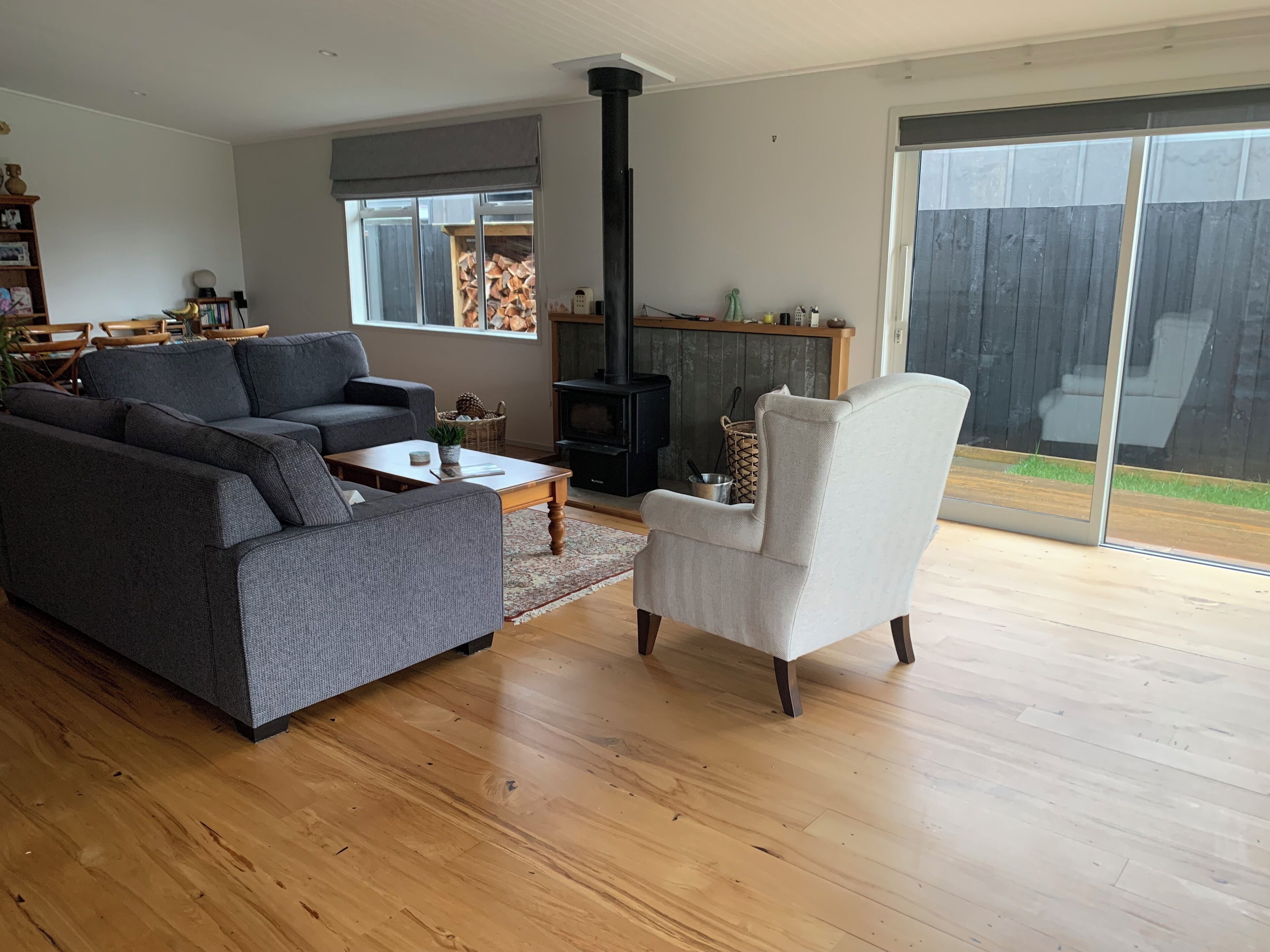 智能电视、壁炉、书