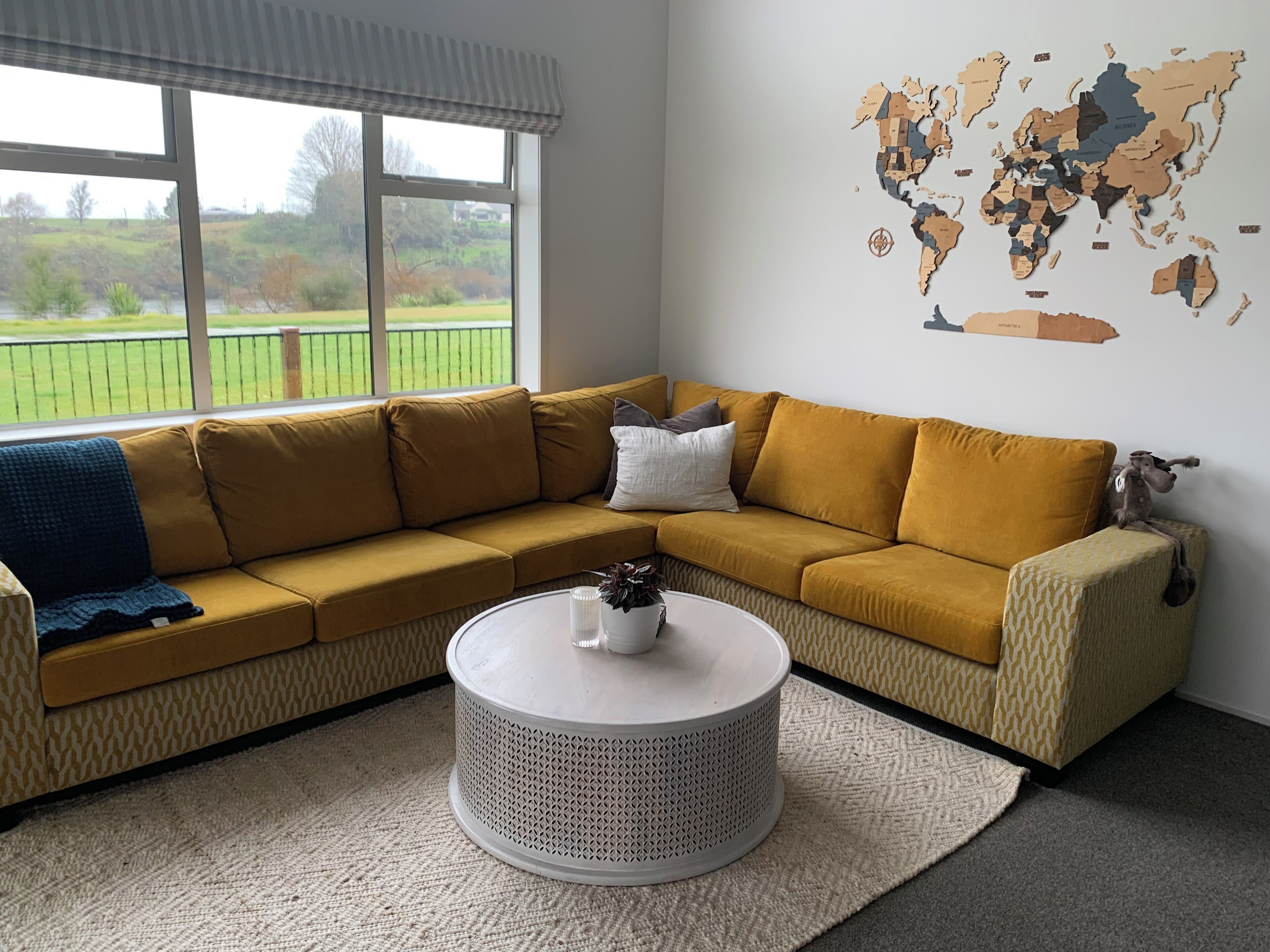 Smart-TV, Kamin, Bücher