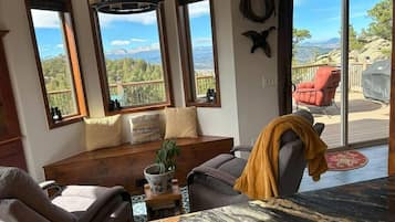 Een smart-tv, een open haard, een tafeltennistafel en boeken