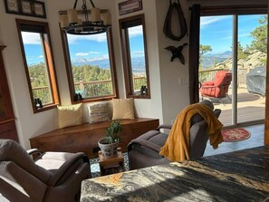 Smart TV, chimenea, tenis de mesa y libros 