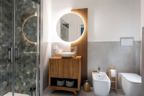 Regadera, secadora de cabello, bidet, toallas 