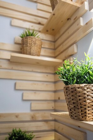 A wooden shelf with woven baskets containing green plants. - Charming 2-bedroom house with AC in Castellammare di Stabia. (Castellammare di Stabia)