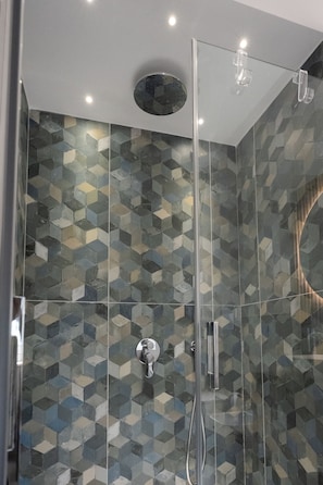 Regadera, secadora de cabello, bidet, toallas 