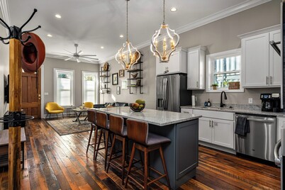 The Boulevardier ~ Hot Tub, Fire Pit, Mini Golf, BBQ