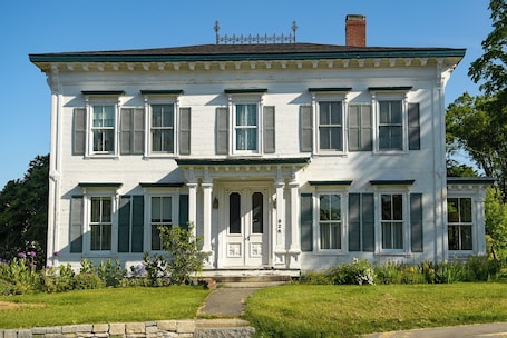 Exterior. The Waldoboro Inn Room 5