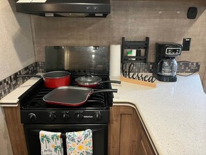 Fridge, microwave, oven, stovetop - Blue Spring Hideaway (Madison County)